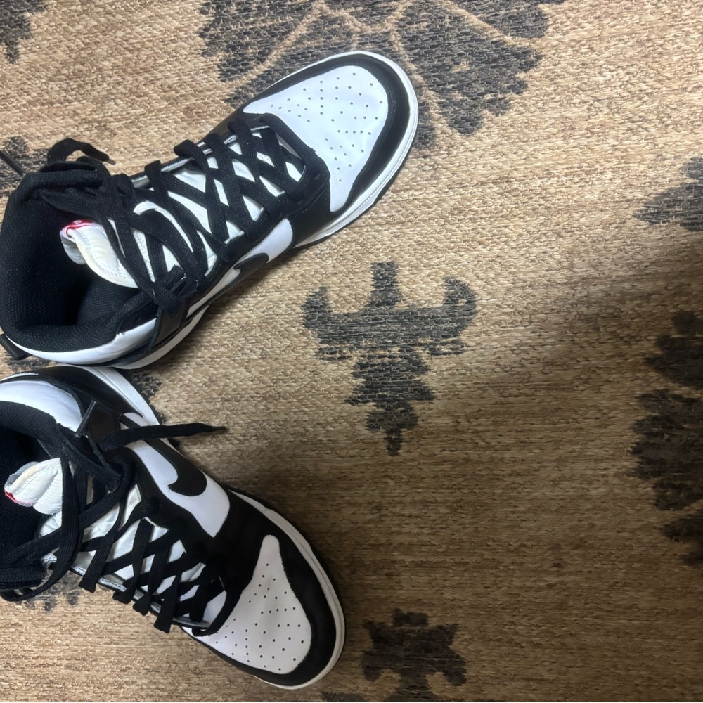 Nike Women's Black and White Athletic Sneakers